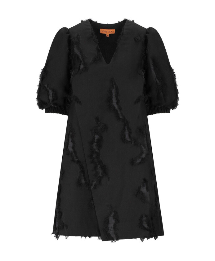 mini-robe-noire-avec-effet-effiloche