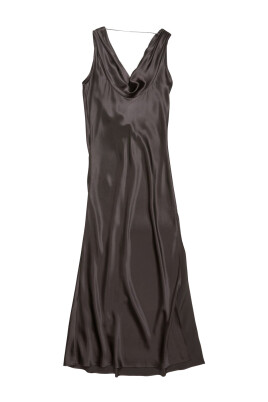 robe-en-satin-gris-avec-echarpe-integree
