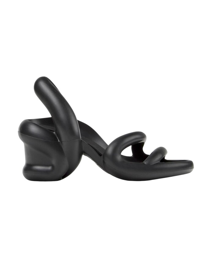 sandales-plates-noires-en-caoutchouc-sculpte