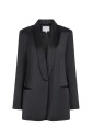 blazer-elegant-en-satin-avec-une-touche-moderne