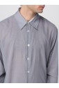 chemise-boutonnee-poussiere-intemporelle
