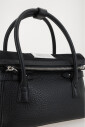 sac-a-main-en-cuir-noir-avec-detail-logo