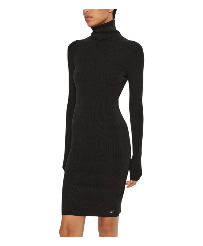 robe-noire-a-col-roule-pour-lautomne-hiver