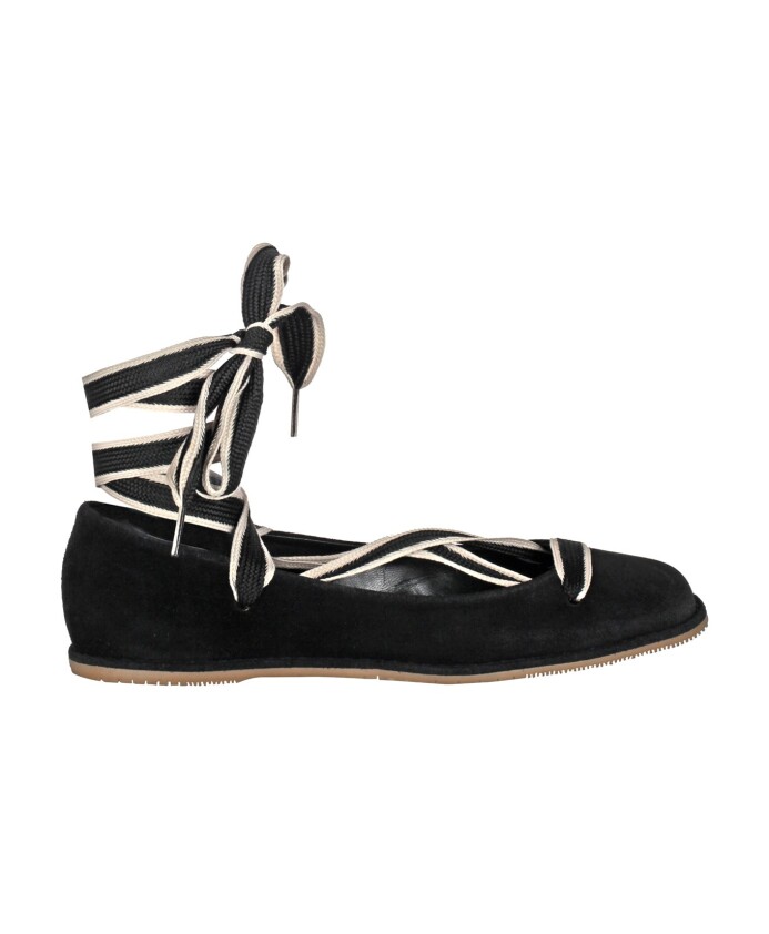 ballerine-en-daim-avec-rubans-de-cheville