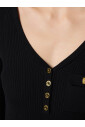 pull-noir-avec-col-en-v-et-details-dores