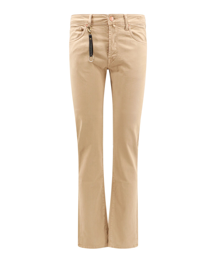 beige-trousers-with-leather-keychain