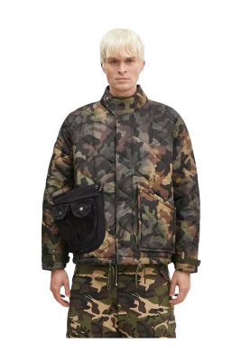 Flerfickig kamouflagemönstrad quiltad jacka