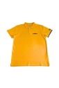 polo-jaune-avec-logo-sur-la-poitrine