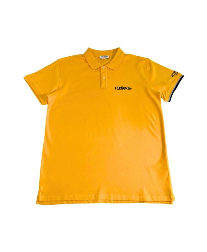 polo-jaune-avec-logo-sur-la-poitrine