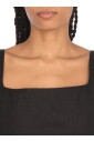 zwarte-top-met-brede-halsband-bandjes