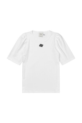 stilig-tee-med-broderat-logotyp