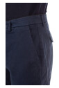 pantalon-bleu-avec-bouton-cache