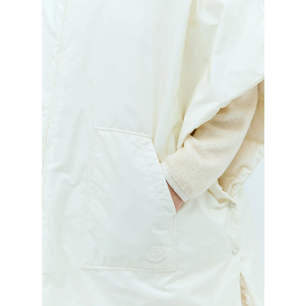 Moncler Gewatteerde Hooded Down Cape met logo White Dames