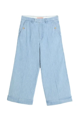 Klart blå jeans med muddar