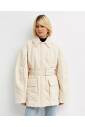 veste-beige-oversize-avec-large-ceinture