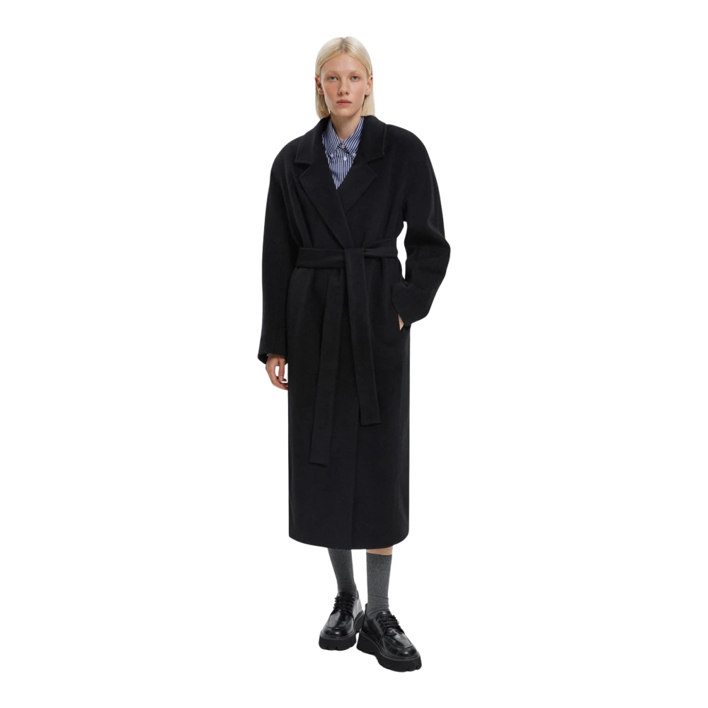 Estro Zwarte getailleerde jas voor dames met brede revers Er00116044 Black Dames