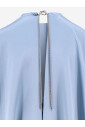robe-en-soie-bleu-clair-avec-detail-metallique