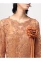 robe-midi-en-dentelle-marron-avec-detail-de-fleur