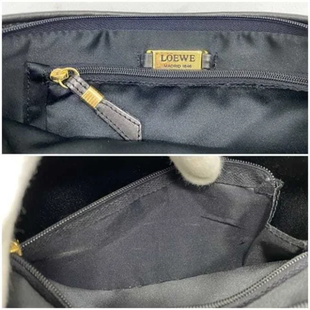 Loewe Pre-owned Leather clutches Gray Dames