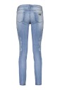 jean-bleu-avec-broderies-et-details-contrastes