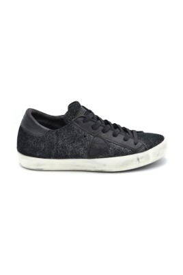 baskets-en-daim-et-cuir-noir-a-lacets