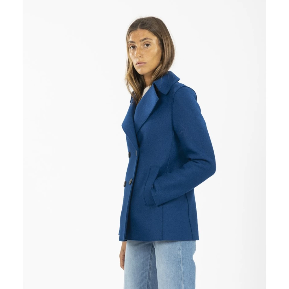 Harris Wharf London Korte Peacoat Jas met Brede Revers Blue Dames