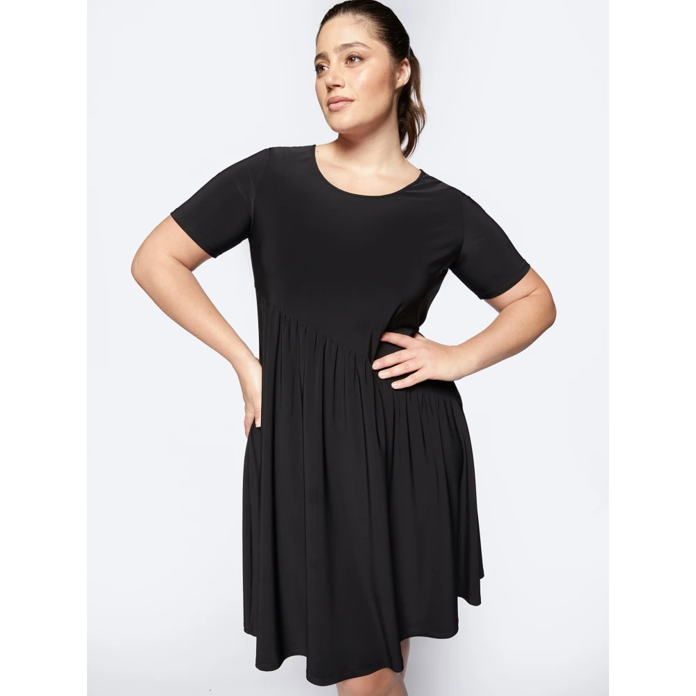 Fiorella Rubino Jerseyjurk met Gerimpelde Diagonale Snit Black Dames