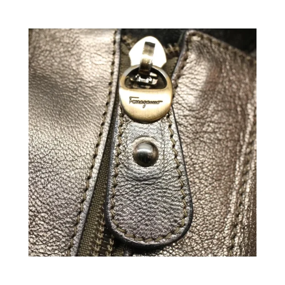 Salvatore Ferragamo Pre-owned Leather handbags Gray Dames