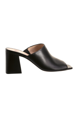 black-flat-sandals-for-women