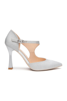 grey-heeled-closed-toe-shoes