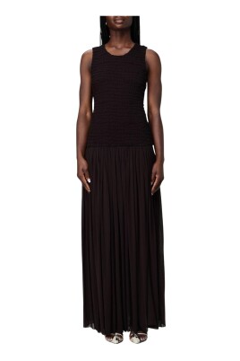 brun-maxi-kjole-med-smocked-bodice