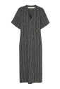 robe-a-rayures-noires-avec-manches-larges