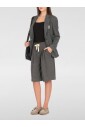 veste-courte-grise-minimaliste