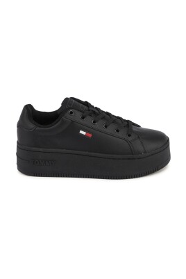 black-sneaker-with-detailed-design