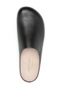 chaussure-noire-a-semelle-plate-en-caoutchouc