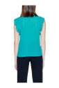 groene-blouse-met-volant-v-hals
