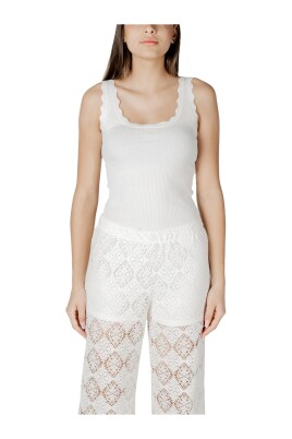 haut-blanc-sans-manches-a-col-carre