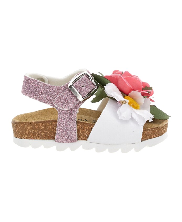 sandales-blanches-a-paillettes-et-fleurs