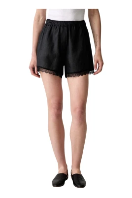 Shorts i lätt linne med spetskant