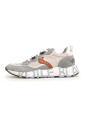 grijze-sneakers-met-opvallend-ontwerp