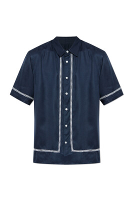 chemise-avec-un-motif-brode-de-maniere-decorative