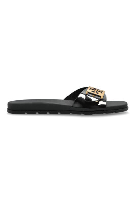 sandaler-med-en-spanne-i-form-av-en-logotyp