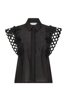 elegant-svart-blus-med-spetsblommor