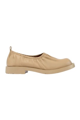 beige-cuir-plats-elegant-confortable-option