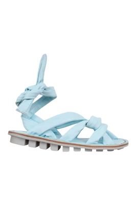 Öppen sandal med vävda remmar