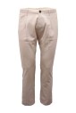 fold-man-broek-in-room