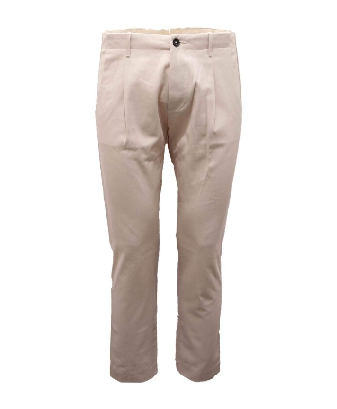 fold-man-broek-in-room
