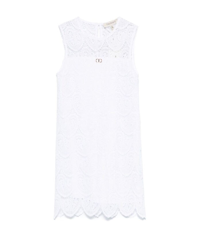robe-blanche-brodee-avec-plaque-logo