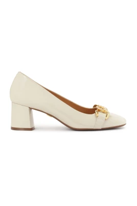 Krämfärgade lackpumps med metallutsmyckning