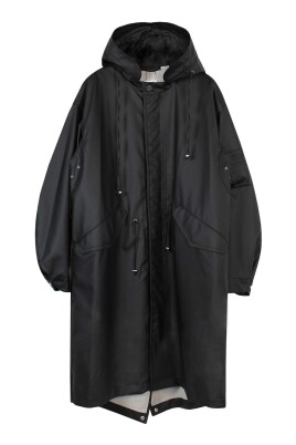 parka-noire-a-capuche-et-logo-en-caoutchouc
